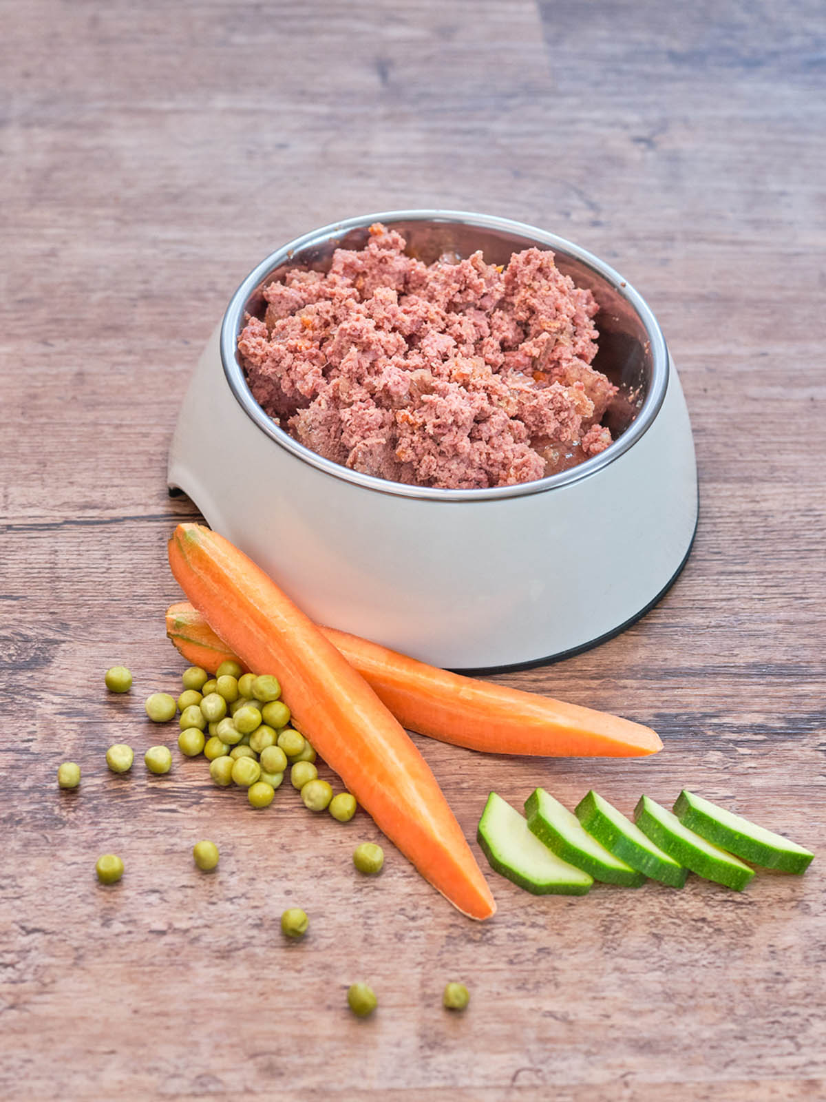 sensitiv Hundefutter-Nassfutter getreidefrei-Hundenahrung bestellen-Geflügel und Gemüse Bild zeigt Futter im Napf
