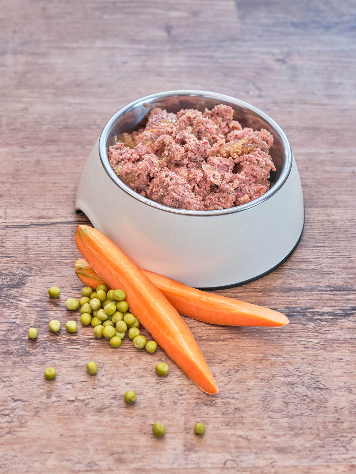 Nassfutter für Hunde - Hundefutter mit Rind- Hundenassfutter - gesundes Hundefutter - beste Hundenahrung - Nassfutter Hund mit Gemüse Bild zeigt Futter im Napf