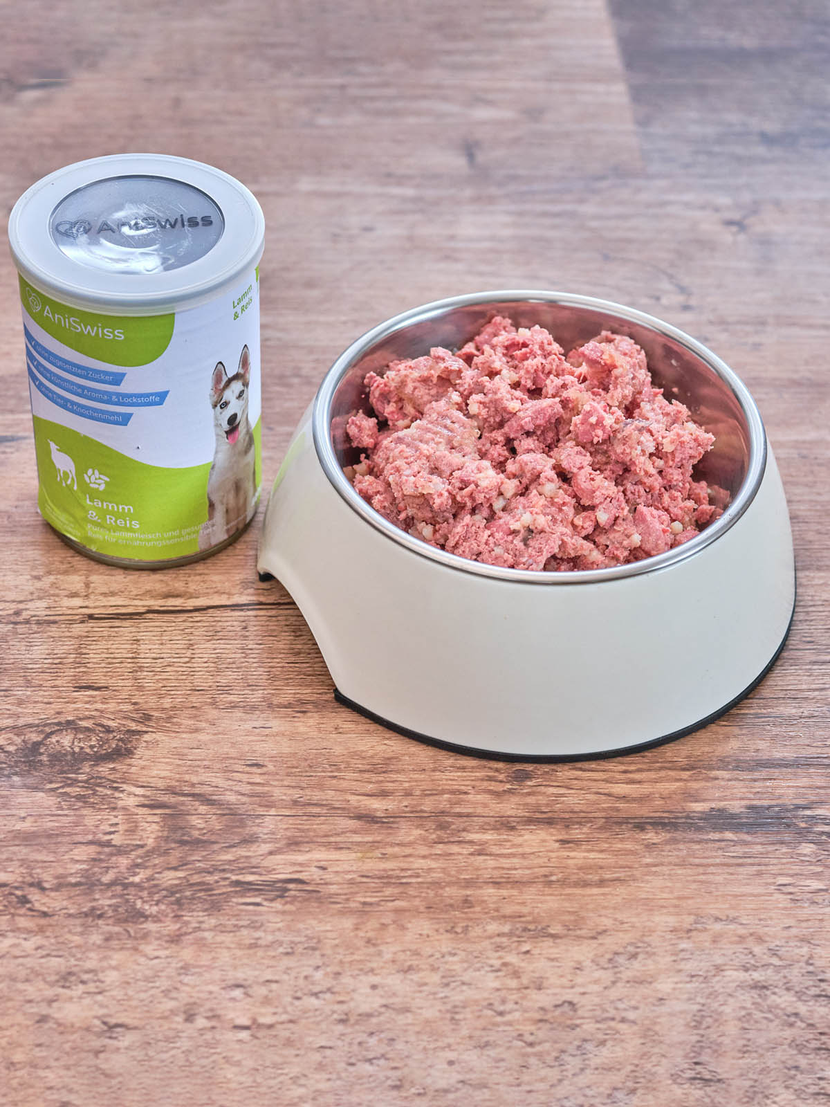 Lamm und Reis-Hundefutter Menü-sensitiv Hundefutter-leichte Hundenahrung Bild zeigt Futter im Napf